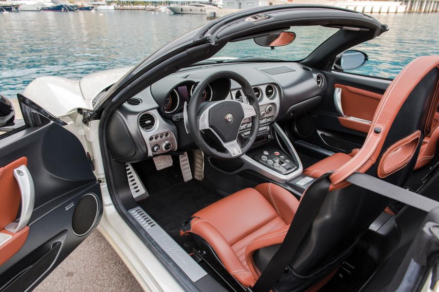 Интерьер Alfa Romeo 8C Spider 2008 года  (фото 33 из 46)